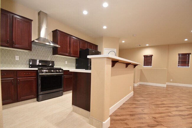Foto del edificio - Discover Your Dream Home in This Stylishly...
