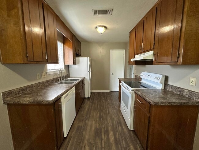 Building Photo - 1411 Lazy Brook