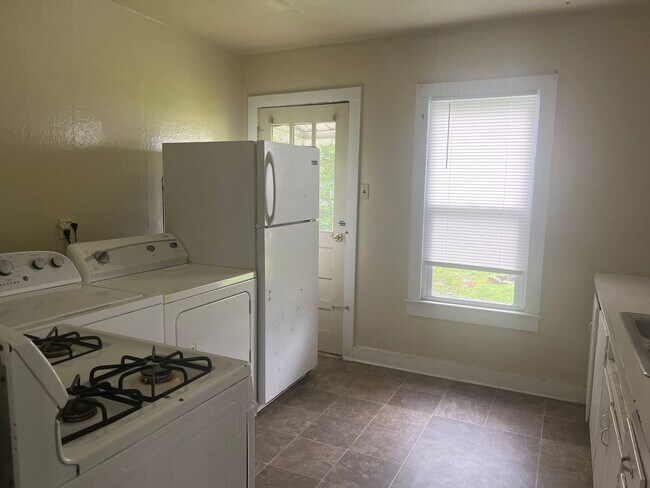 Foto del edificio - Welcome to this charming 2-bedroom, 1-bath...
