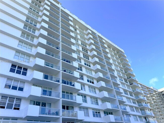 Foto del edificio - 5601 Collins Ave