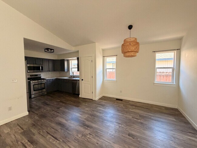 Building Photo - 3 Bed | 2 Bath | 1,306 Sq. Ft. | Bend, OR