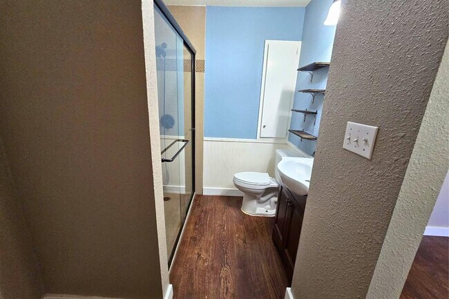 Foto del edificio - 9303 Robins Nest Ln