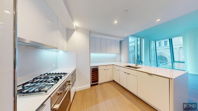 Building Photo - 635 W 59th St