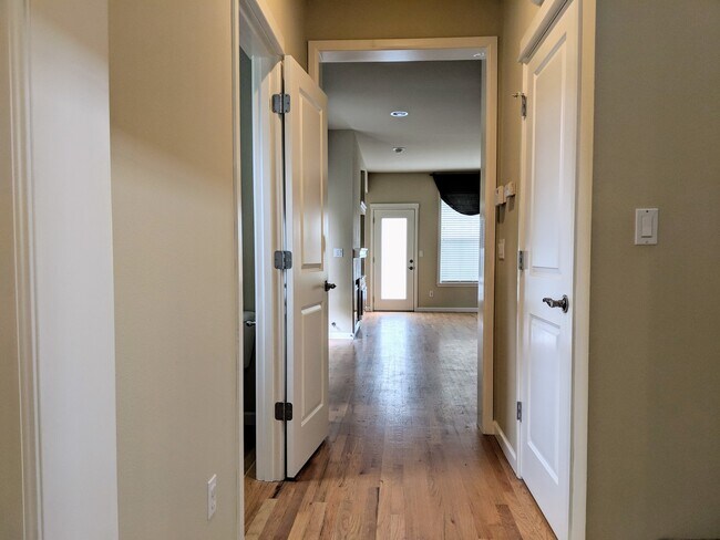Building Photo - Beautiful 3 Bed 2.5 Bath 2 Story in Kirkland