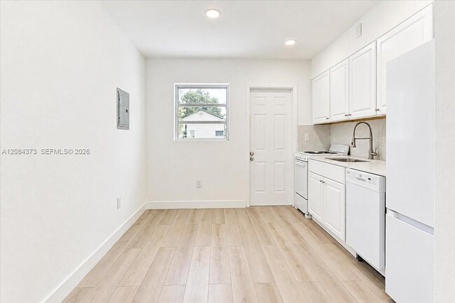 Building Photo - 355 NE 55th Terrace