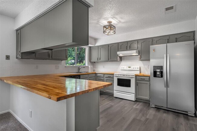 Foto del edificio - 4209 Harcourt Dr