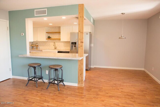 Foto del edificio - 6107 N 79th St