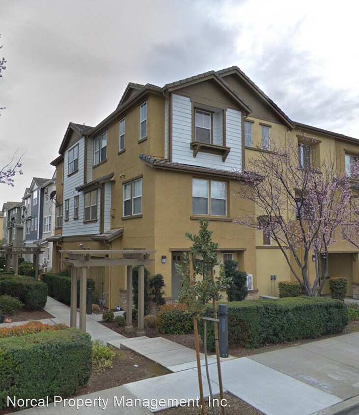 Primary Photo - 3 br, 2.5 bath House - 661 N Capitol Av