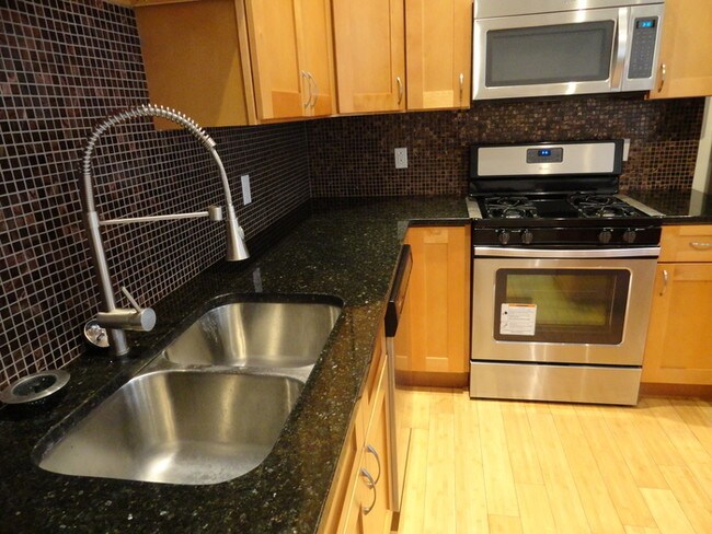 Building Photo - Beautiful 1BR Condo Downtown!