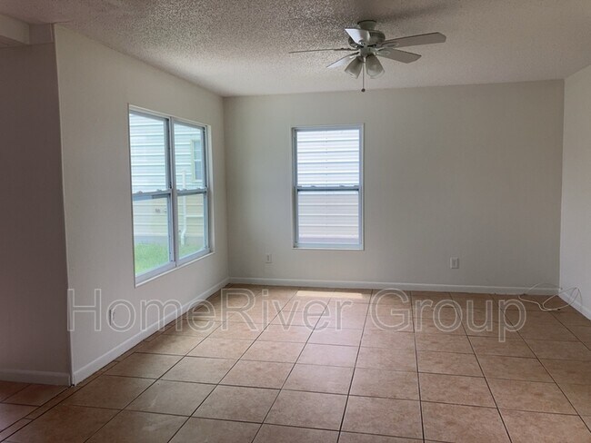 Foto del edificio - 908 69th Ave W