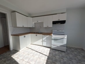 Building Photo - Property Name