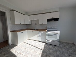 Building Photo - Property Name