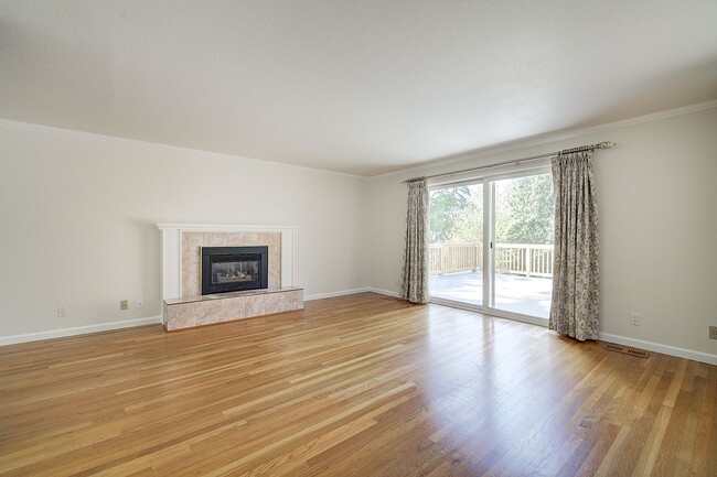 Building Photo - 5Bd/2.25Ba Kirkland Apartment
