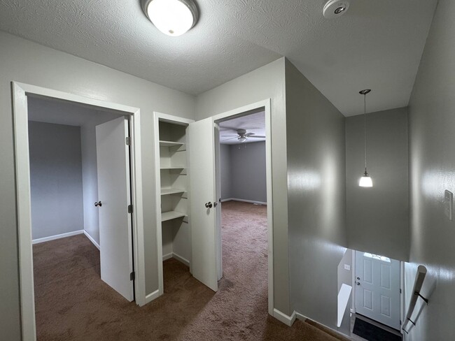 Building Photo - SPACIOUS TOWNHOME WITH FINISHED BASEMENT