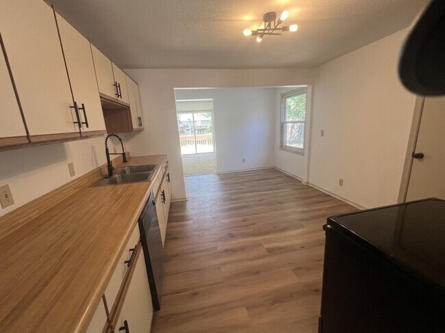 Foto del edificio - 4545 S Oak Ave