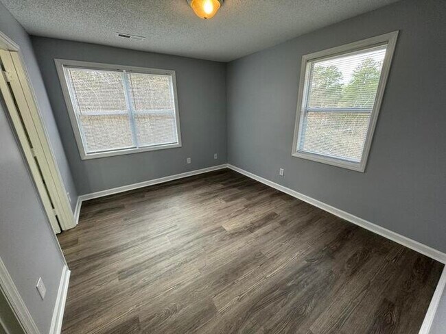 Foto del edificio - 1140-302 Carlton Ave! Remodled 4 Bed 4 Bath!