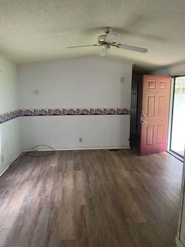 Foto del edificio - Two Bedroom Mobile Home in Quiet Setting