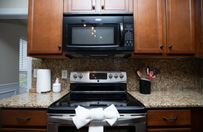Building Photo - Spacious 3BR+ Fully Furnished House in Southwest Nashville (15-20 min from downtown)