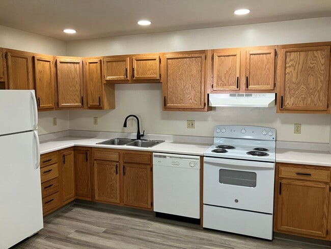 Building Photo - 2-Bedroom Ranch in Peaceful Piqua Neighbor...