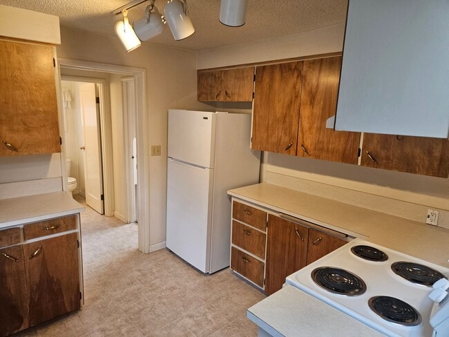 Building Photo - River Road SIngle Family Home