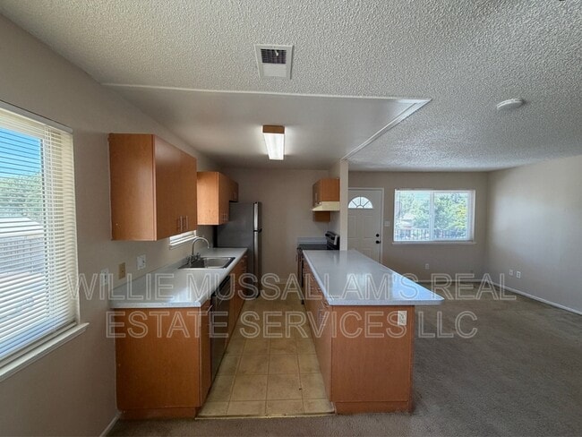 Building Photo - 2140 Palisade Ave