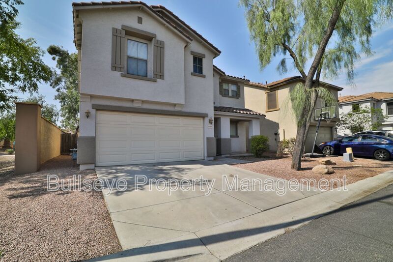 Foto principal - 1069 E Lowell Ave