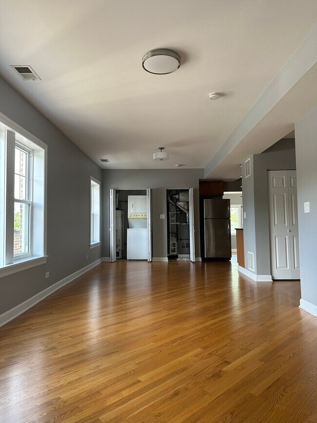 Building Photo - 5643 N Artesian Ave