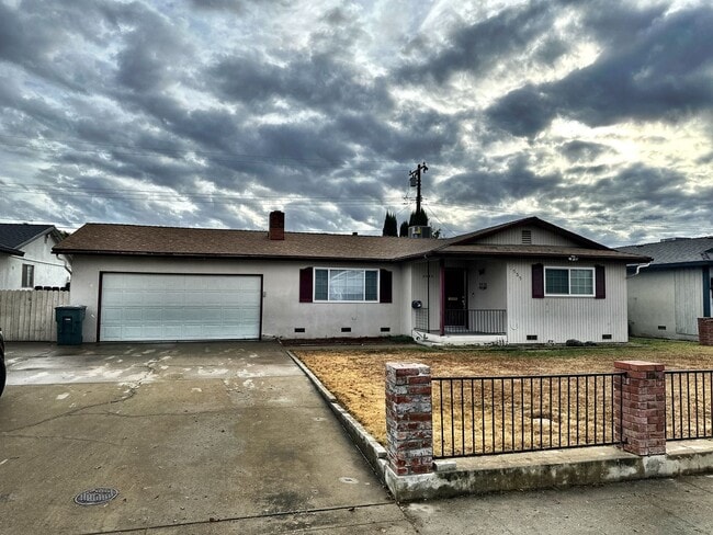 Building Photo - 2535 W. BEECH AVE - 3 BEDROOM 2 BATH - SW ...
