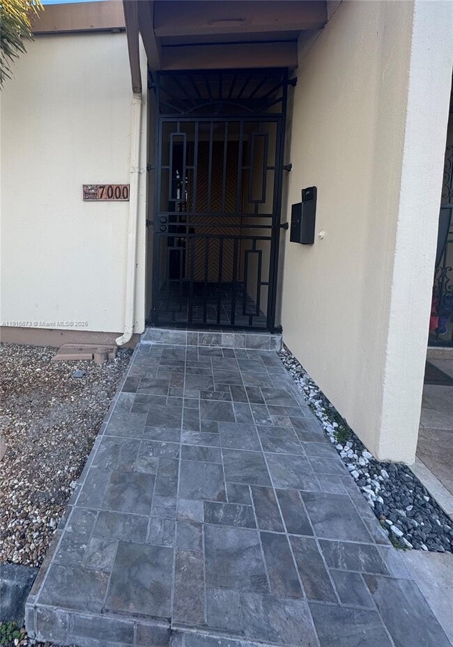 Foto del edificio - 7000 Crown Gate Ct