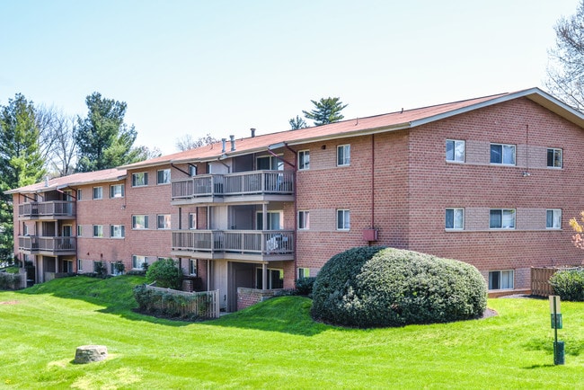 Maintained exterior and landscape - Clarke Manor