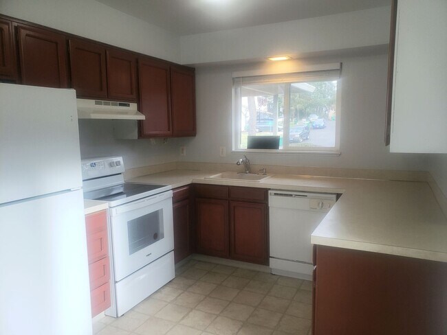 Foto del edificio - Wonderful Two-Level Beaverton Home with Backyard and Greenspace