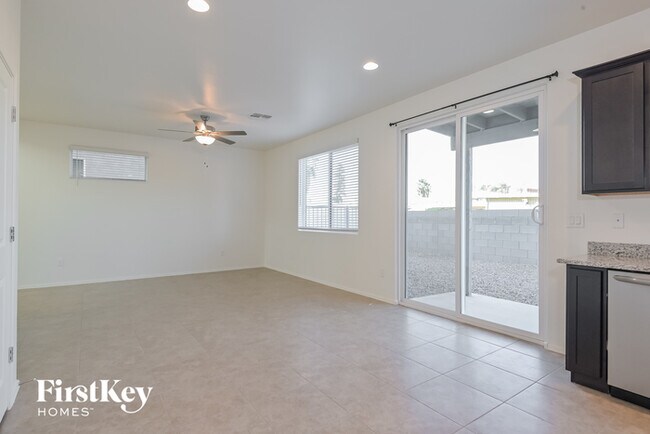 Building Photo - 2863 N Fair Oaks Ave