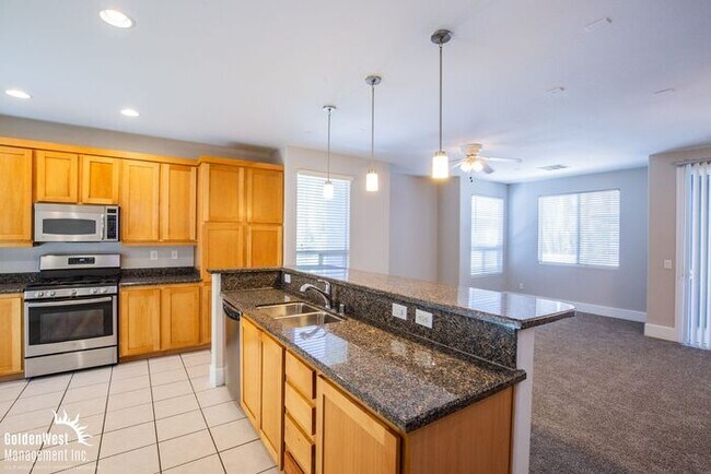 Foto del edificio - Beautiful Tri-level 3Bdm 3.5Ba Townhome ne...