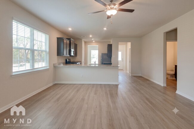 Foto del edificio - 15475 Maple Ter Dr