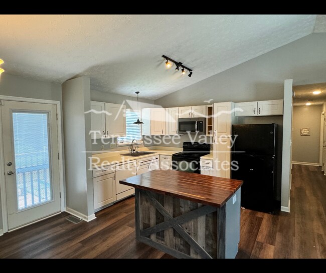 Foto del edificio - PRICE IMPROVEMENT! MOVE IN READY! Spacious...