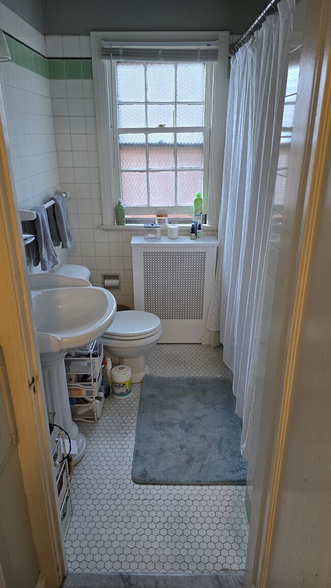 Original Tile, very clean ! - 19234 Winslow Rd