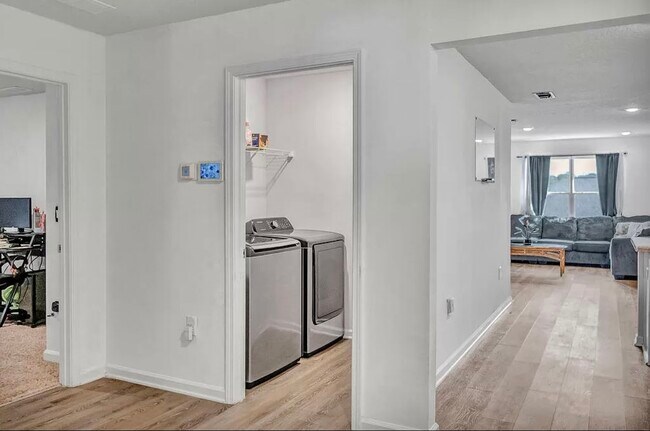 Foto del edificio - 3285 Chappelwood Dr