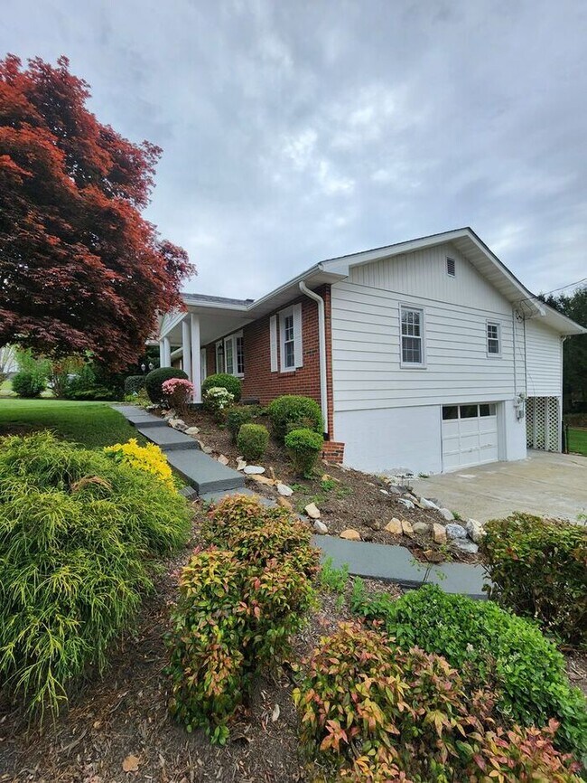 Building Photo - West Asheville Rental