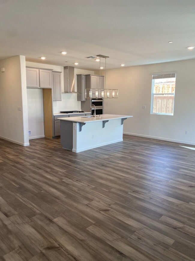 Building Photo - COMING SOON!! GORGEOUS 3 BED + BONUS ROOM!! WON'T LAST!!