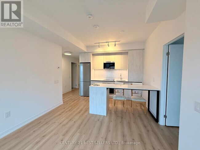 Photo du bâtiment - 2485 Eglinton Ave W