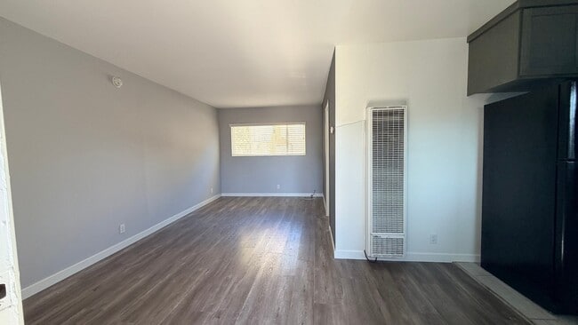 Building Photo - 15483 Moorpark St