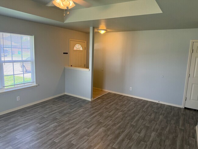 Building Photo - 720 Appleridge Dr