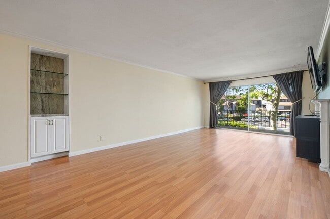Building Photo - COMING AVAILABLE 4/5/26: Updated Versailles Condo in Newport Beach