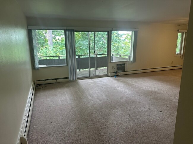 Building Photo - 201 Evergreen St