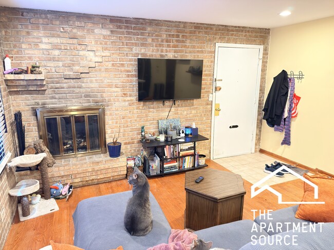 Building Photo - 715 W Diversey Pkwy