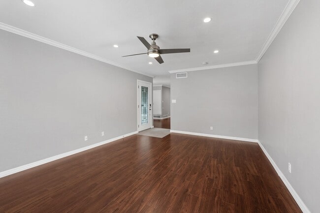 Building Photo - Rare, fully updated, private cul-de-sac one-story single-family house