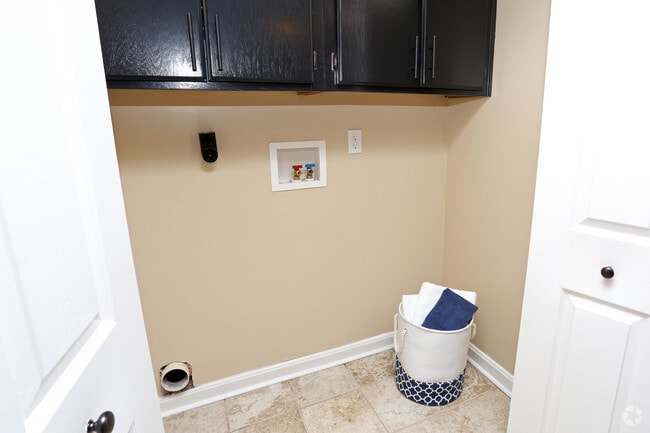 2BR, 1BA - 1000 SF - Laundry Hook Up - Flats at Hurstbourne