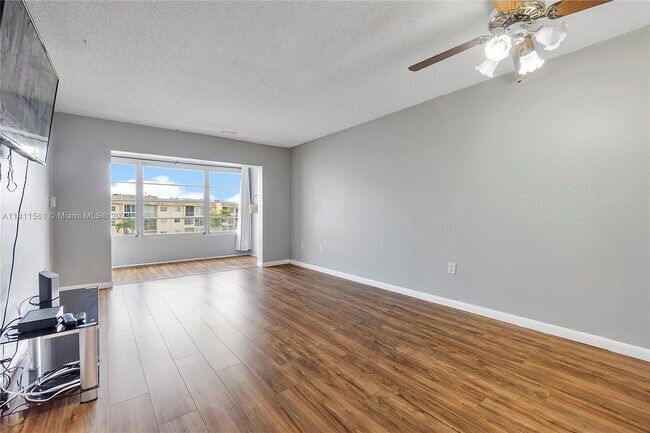 Foto del edificio - 8350 Sunrise Lakes Blvd