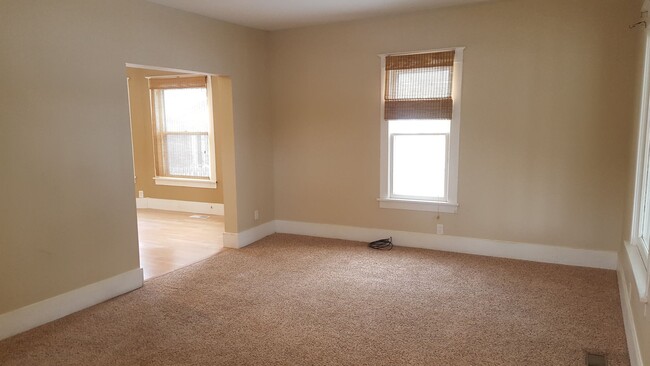 Building Photo - Great home, lots of space, fully updated, ...