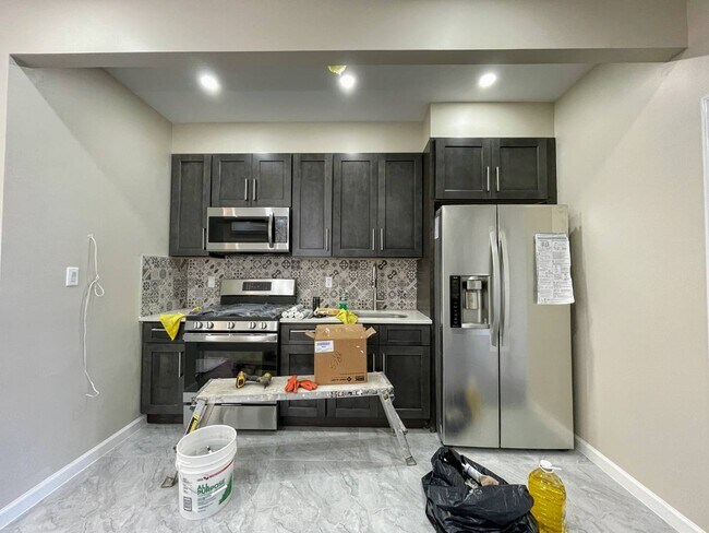 Foto del edificio - 68-35 Fresh Pond Rd